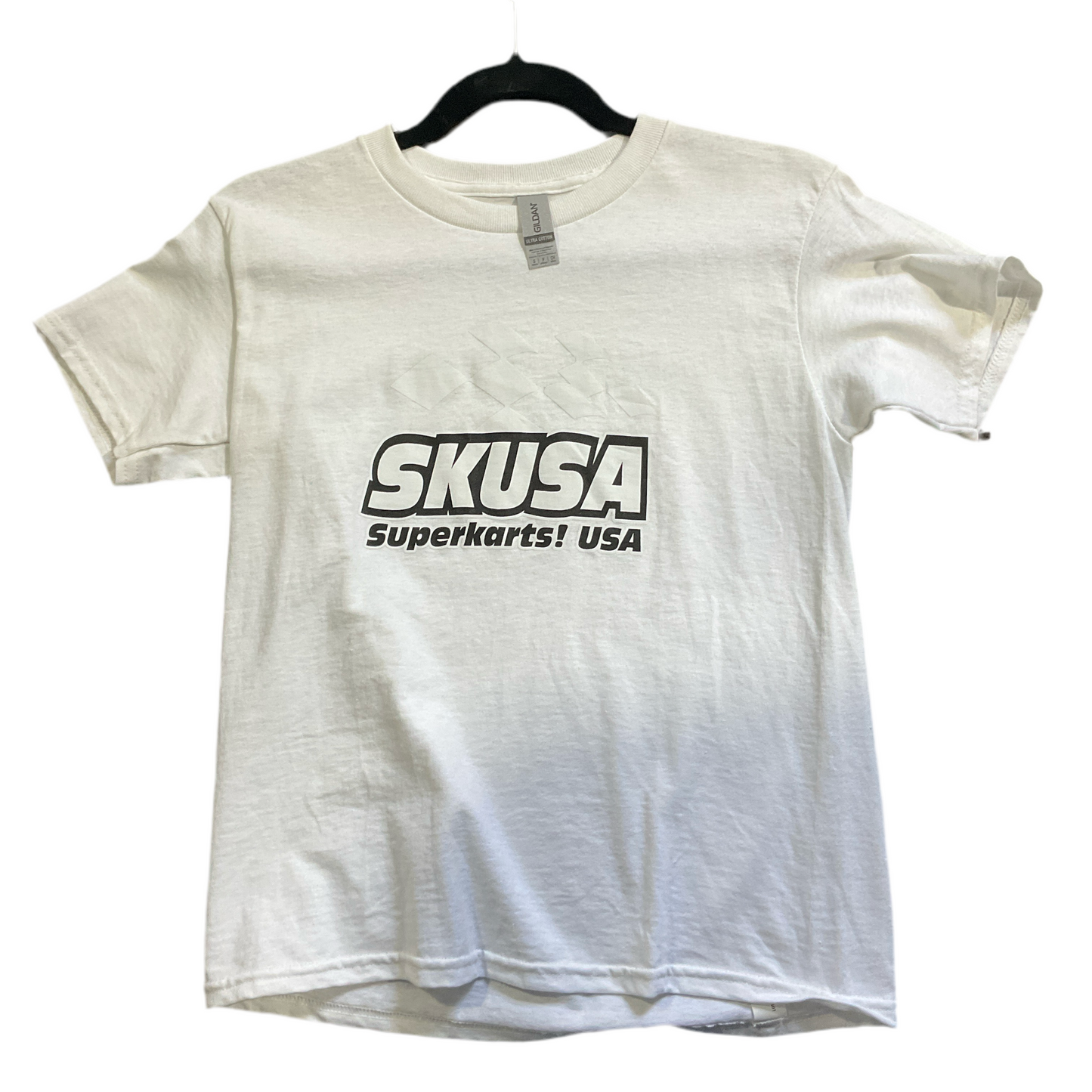 SKUSA PLAYERA BLANCA LOGO NEGRO