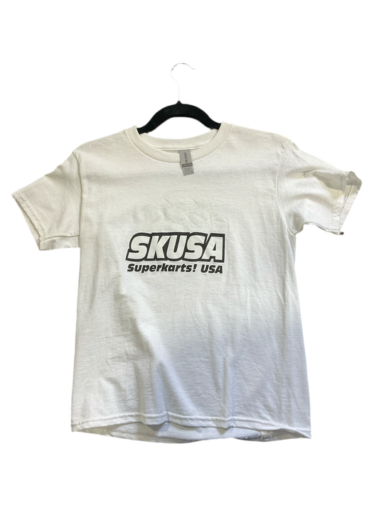 SKUSA PLAYERA BLANCA LOGO NEGRO